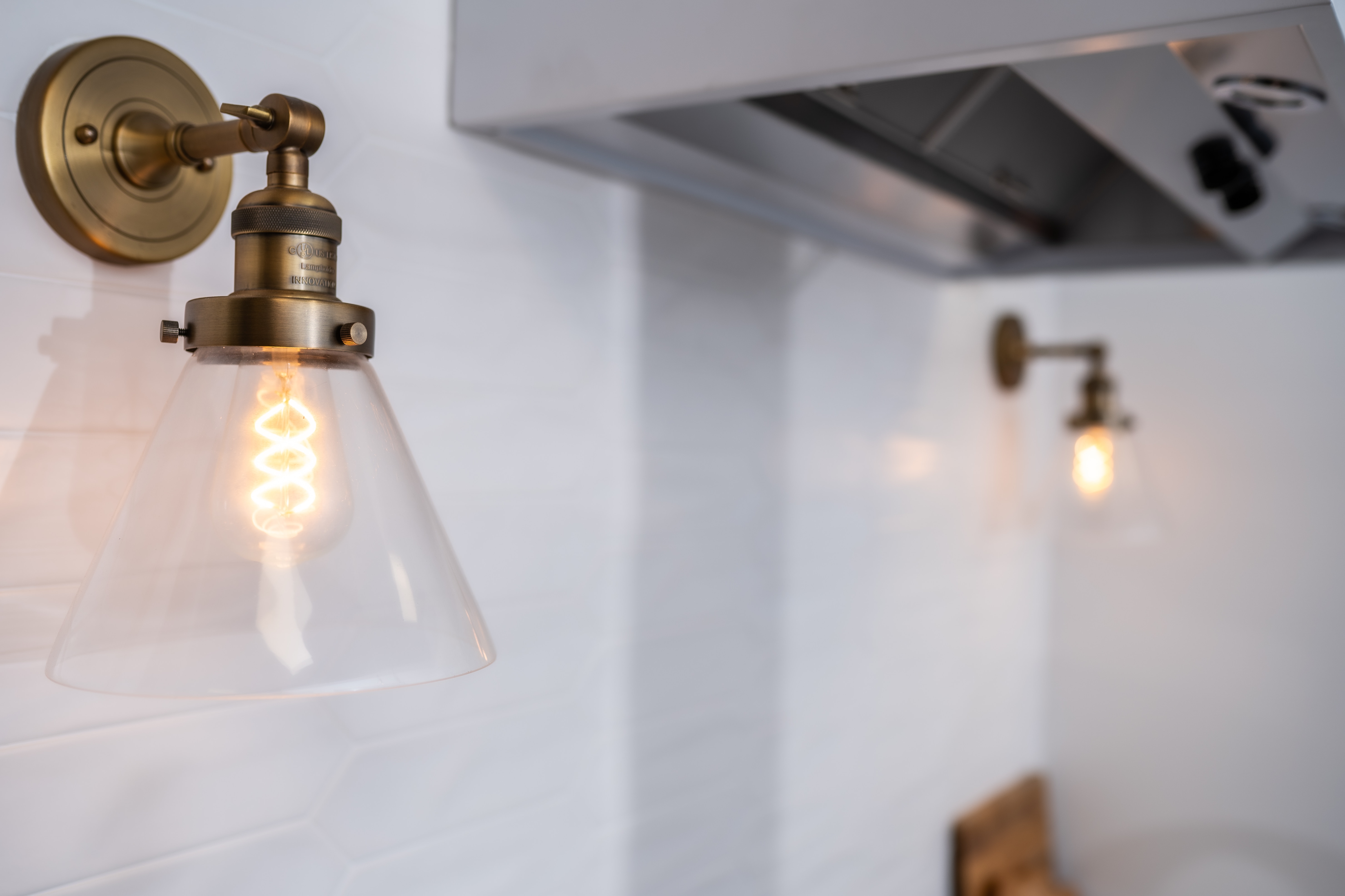 Des lampes industrielles dans la cuisine