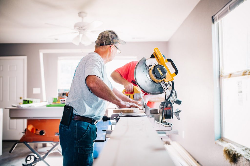 Deux hommes qui effectuent des travaux de rénovation dans une maison