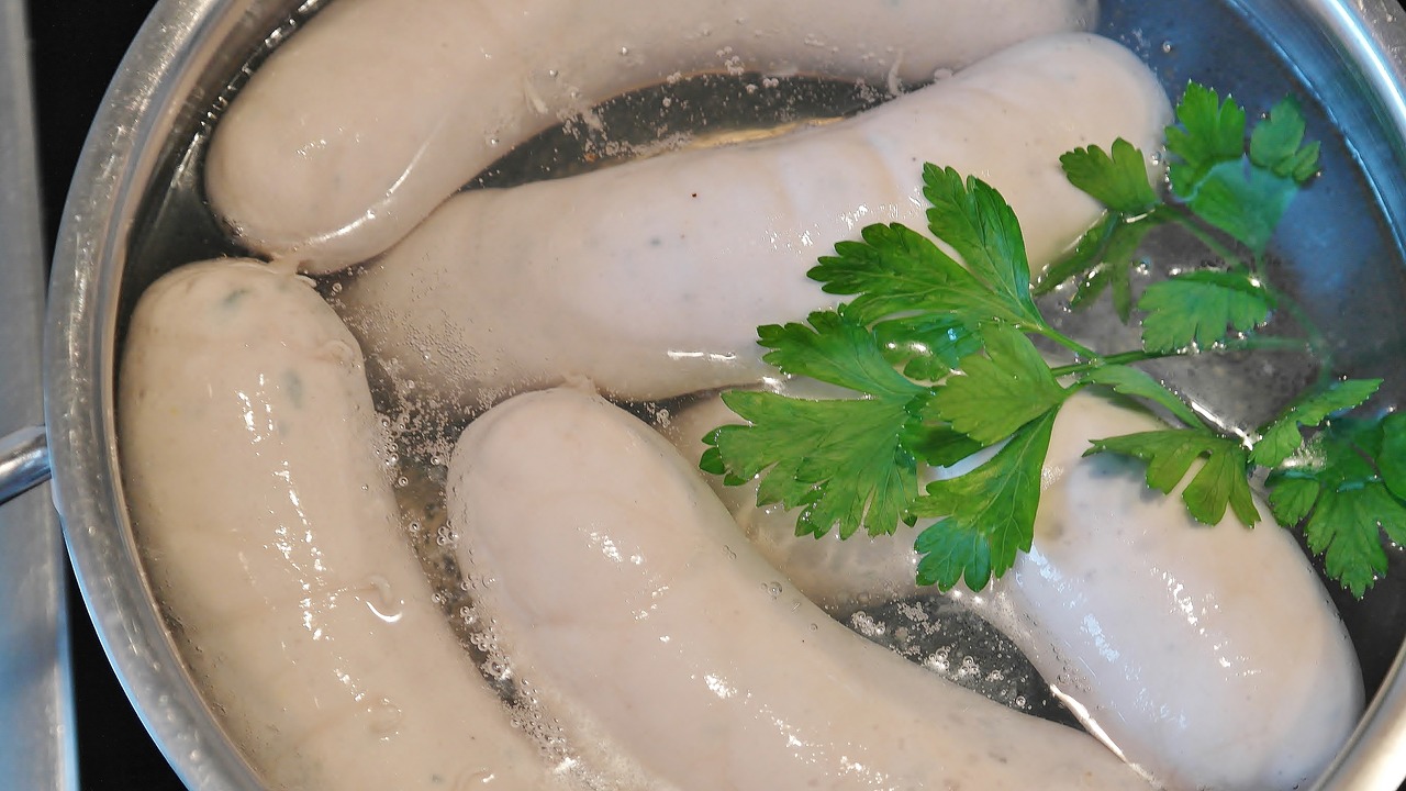 boudins blancs cuisent dans l'eau avec du persil